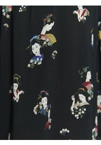 TOP SECRET - Bluzka damska elegancka w japoński druk, na ramionach szyfonowe wstawki. Typ kołnierza: kołnierz z falbankami. Kolor: czarny. Materiał: szyfon. Wzór: nadruk, kolorowy. Sezon: zima, jesień. Styl: elegancki #8