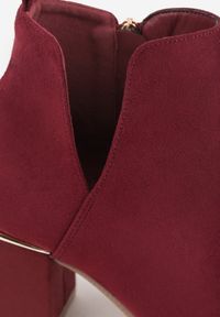 Born2be - Bordowe Klasyczne Botki na Obcasie Ozdobione Metaliczną Wstawką i Wycięciem Loreviana. Okazja: do pracy, na spotkanie biznesowe, na spacer. Kolor: czerwony. Materiał: jeans. Wzór: aplikacja. Sezon: jesień. Obcas: na obcasie. Styl: klasyczny. Wysokość obcasa: średni #7