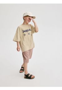 Reserved - T-shirt oversize z nadrukiem - beżowy. Kolor: beżowy. Materiał: dzianina, bawełna. Wzór: nadruk