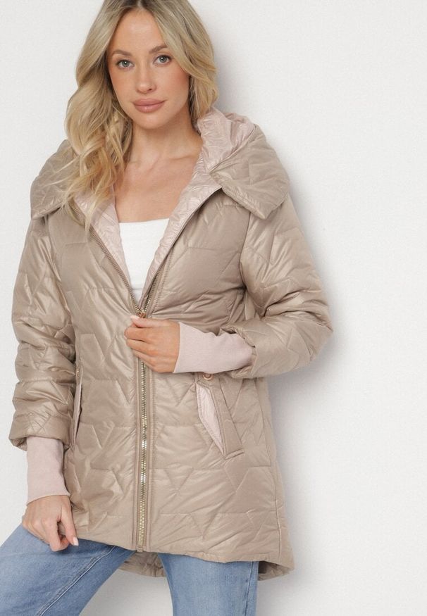 Born2be - Ciemnobeżowa Pikowana Kurtka z Kapturem i Rękawami ze Ściągaczami Melorisea. Okazja: do pracy, na spacer, na spotkanie biznesowe. Typ kołnierza: kaptur. Kolor: beżowy. Materiał: dzianina, jeans. Styl: elegancki, biznesowy