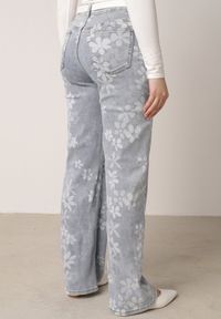 Born2be - Niebieskie Jeansy z Bawełną o Szerokim Kroju Ozdobione Kwiatami Zinnoreth. Stan: podwyższony. Kolor: niebieski. Wzór: aplikacja, kwiaty. Styl: elegancki #8
