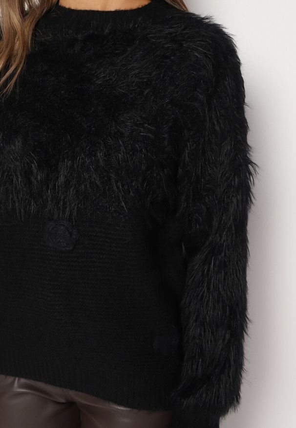 Born2be - Czarny Sweter z Puszystymi Piórkami i Kwiatkami Arrgelia. Okazja: na randkę. Kolekcja: plus size. Kolor: czarny. Materiał: wełna, jeans. Długość rękawa: długi rękaw. Długość: długie. Wzór: kwiaty