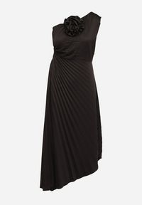 Born2be - Czarna Plisowana Sukienka o Asymetrycznym Kroju z Wycięciem i Broszką w Kształcie Kwiatu Lavimas. Okazja: na imprezę. Kolor: czarny. Wzór: kwiaty. Typ sukienki: asymetryczne. Styl: wizytowy, elegancki #3