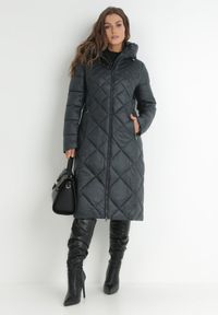 Born2be - Ciemnozielona Kurtka za Kolano Pikowana Viphee. Kolor: zielony. Materiał: materiał. Sezon: zima, jesień #1