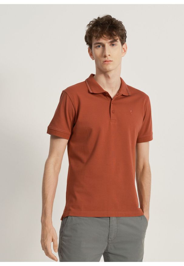 Ochnik - Czerwona koszulka polo z logo. Typ kołnierza: polo. Kolor: czerwony. Materiał: bawełna. Długość rękawa: krótki rękaw. Długość: krótkie