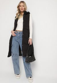 Born2be - Czarna Pikowana Kamizelka z Odpinanym Kapturem Ściągana w Pasie Asintea. Kolor: czarny. Materiał: jeans. Styl: elegancki #7