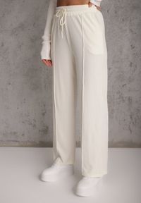 Renee - Jasnobeżowe Prążkowane Spodnie High Waist z Szerokimi Nogawkami Ginorria. Stan: podwyższony. Kolor: beżowy. Materiał: prążkowany. Długość: krótkie. Sezon: lato #8