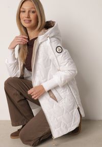 Born2be - Biała Pikowana Kurtka Przejściowa z Kapturem i Bocznymi Suwakami Mado. Okazja: na co dzień. Typ kołnierza: kaptur. Kolor: biały. Materiał: poliester, jeans. Styl: casual, klasyczny #7