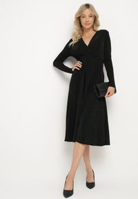 Born2be - Zielona Taliowana Sukienka z Wiskozą o Rozkloszowanym Kroju Zdobiona Metaliczną Nicią Mesinae. Okazja: do pracy, na spotkanie biznesowe. Typ kołnierza: dekolt w kształcie V. Kolor: zielony. Materiał: wiskoza. Długość rękawa: długi rękaw. Wzór: aplikacja. Typ sukienki: rozkloszowane. Styl: wizytowy, glamour, elegancki, biznesowy #3