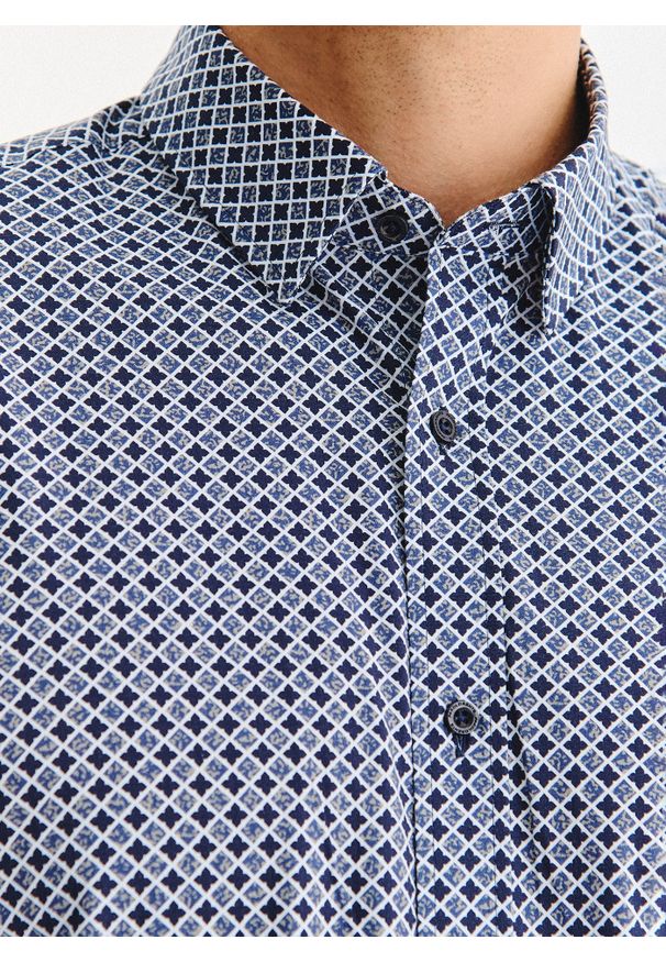Pako Lorente - PAKO LORENTE – Granatowa koszula we wzór geometryczny. Kolor: niebieski. Materiał: bawełna, elastan. Długość rękawa: długi rękaw. Długość: długie. Wzór: geometria