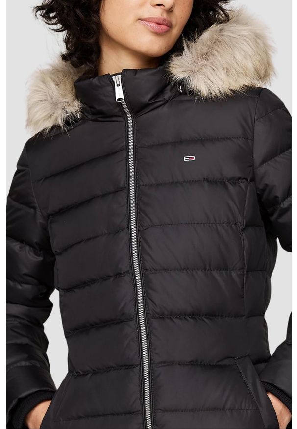 Tommy Jeans - TOMMY JEANS Czarna kurtka damska z kapturem. Typ kołnierza: kaptur. Kolor: czarny. Materiał: poliester. Długość rękawa: długi rękaw. Długość: długie