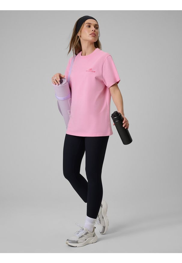 4f - 4F T-shirt loose z nadrukiem damski - różowy L. Okazja: na co dzień, do domu. Kolor: różowy. Materiał: skóra, dzianina, bawełna, materiał. Wzór: nadruk. Styl: casual