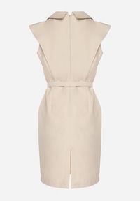 Born2be - Beżowa Dopasowana Sukienka Ozdobiona Paskiem z Klamrą Nandelli. Okazja: na spotkanie biznesowe. Typ kołnierza: dekolt w kształcie V. Kolor: beżowy. Wzór: aplikacja. Typ sukienki: dopasowane. Styl: biznesowy #6