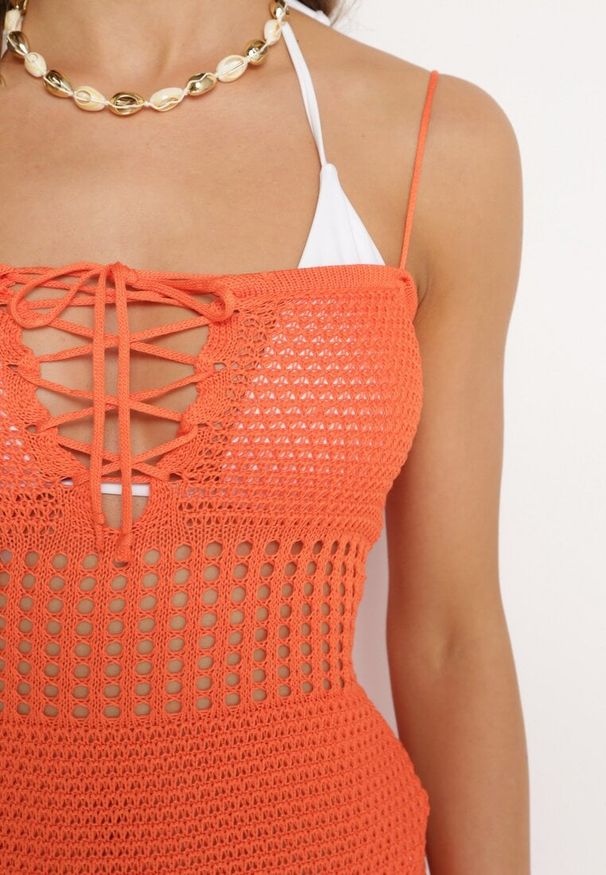 Born2be - Pomarańczowa Dopasowana Sukienka Mini z Ażurowymi Wstawkami i Ozdobnym Dekoltem Jazlen. Okazja: na spacer, na plażę, na co dzień. Kolor: pomarańczowy. Wzór: ażurowy. Styl: casual, klasyczny, wakacyjny. Długość: mini