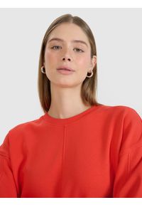 4f - Bluza dresowa oversize nierozpinana bez kaptura damska - czerwona. Okazja: na co dzień. Typ kołnierza: bez kaptura. Kolor: czerwony. Materiał: dresówka. Wzór: gładki, ze splotem. Styl: sportowy, casual