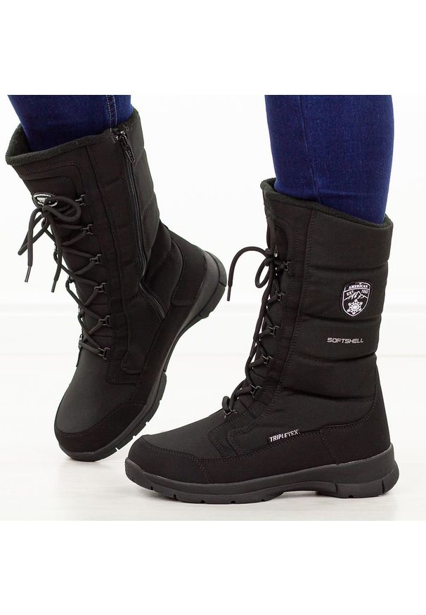 Czarne zimowe śniegowce damskie z membraną American Club Softshell Sn07/25. Okazja: na spacer. Kolor: czarny. Materiał: softshell, tkanina, skóra. Szerokość cholewki: normalna. Sezon: zima. Obcas: na obcasie. Styl: elegancki, klasyczny. Wysokość obcasa: średni