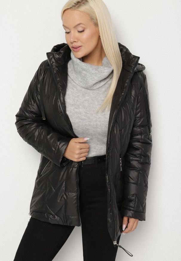 Born2be - Czarna Pikowana Kurtka Ozdobiona Pikowaniem z Odpinanym Kapturem Falerosa. Okazja: na co dzień, na spacer. Kolekcja: plus size. Kolor: czarny. Materiał: jeans. Wzór: aplikacja. Styl: casual