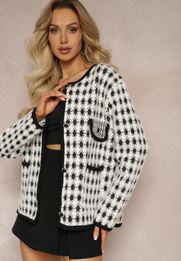 Renee - Biały Wiskozowy Kardigan Ozdobiony Wzorem w Pepitkę i Guzikami Saveri. Kolor: biały. Materiał: wiskoza. Wzór: aplikacja. Styl: elegancki, retro