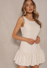 Renee - Beżowy Kombinezon Ozdobiony Falbanką Novelisca. Okazja: na co dzień. Kolor: beżowy. Wzór: aplikacja. Styl: casual, elegancki