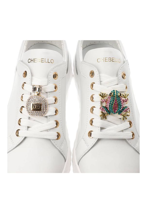 CheBello - Białe Sneakersy Chebello Modne Obuwie Damskie. Kolor: biały. Materiał: jeans. Wzór: aplikacja, napisy