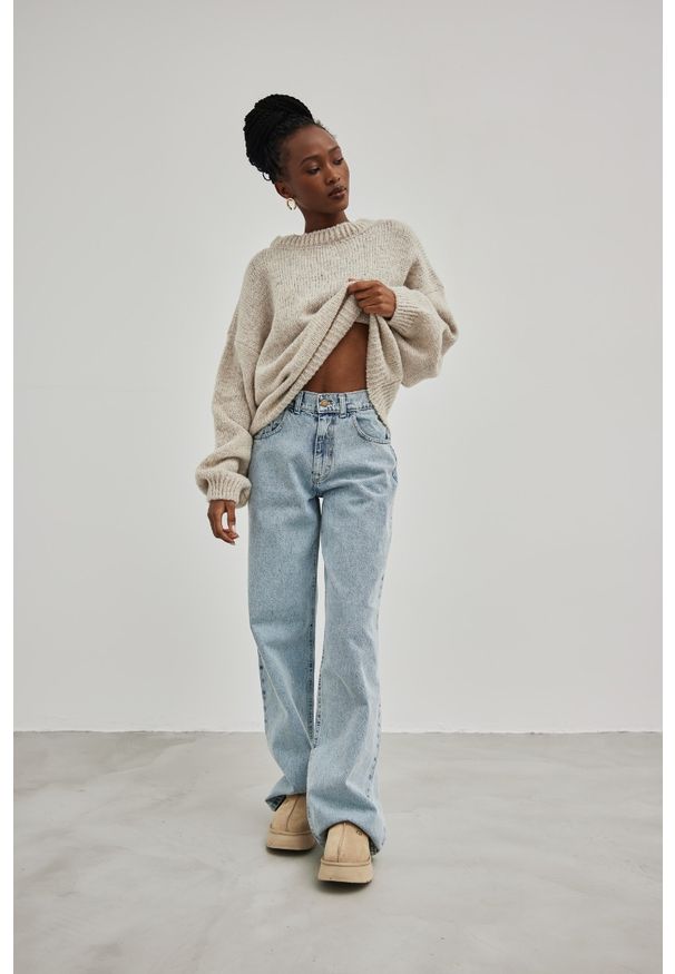 Marsala - Spodnie jeansowe z szerokimi nogawkami w kolorze LIGHT DENIM - MANHATTAN. Okazja: na co dzień. Materiał: jeans, denim. Wzór: haft, aplikacja. Styl: casual, elegancki