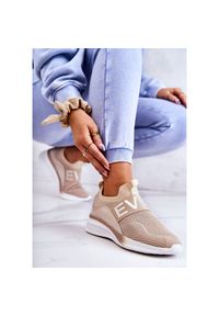 Vinceza Damskie Buty Sportowe Wsuwane Beżowe Lorane beżowy. Zapięcie: bez zapięcia. Kolor: beżowy. Materiał: skóra, tworzywo sztuczne, lakier, materiał. Szerokość cholewki: normalna. Wzór: napisy. Obcas: na koturnie #7
