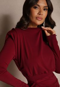 Renee - Bordowa Dopasowana Sukienka Koktajlowa Ozdobiona Marszczeniem Besni. Okazja: na studniówkę. Kolor: czerwony. Wzór: aplikacja. Styl: wizytowy #2