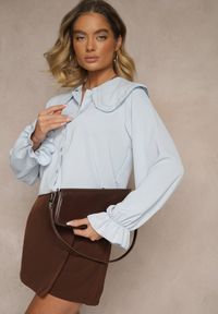 Renee - Jasnoniebieska Koszula Ozdobiona Falbankami i Kołnierzykiem Evirana. Okazja: na co dzień. Typ kołnierza: kołnierz z falbankami. Kolor: niebieski. Materiał: jeans. Długość rękawa: długi rękaw. Długość: długie. Wzór: aplikacja. Styl: elegancki, casual