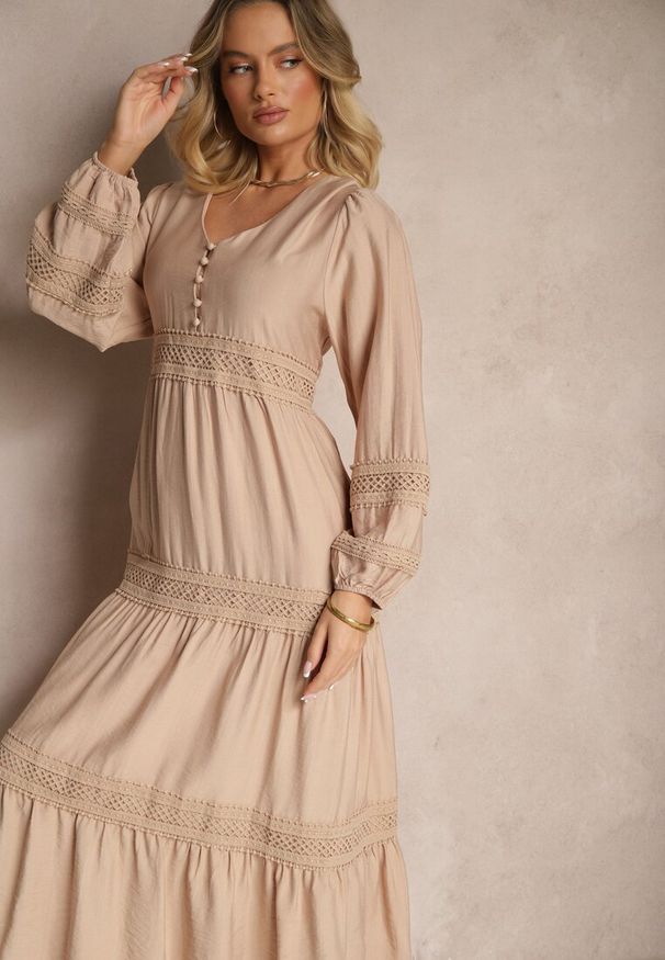 Renee - Ciemnobeżowa Rozkloszowana Sukienka z Wiskozy Zdobiona Koronkowymi Wstawkami Gonolen. Okazja: na co dzień. Typ kołnierza: dekolt w kształcie V. Kolor: beżowy. Materiał: wiskoza, koronka. Długość rękawa: długi rękaw. Wzór: aplikacja. Styl: casual, elegancki