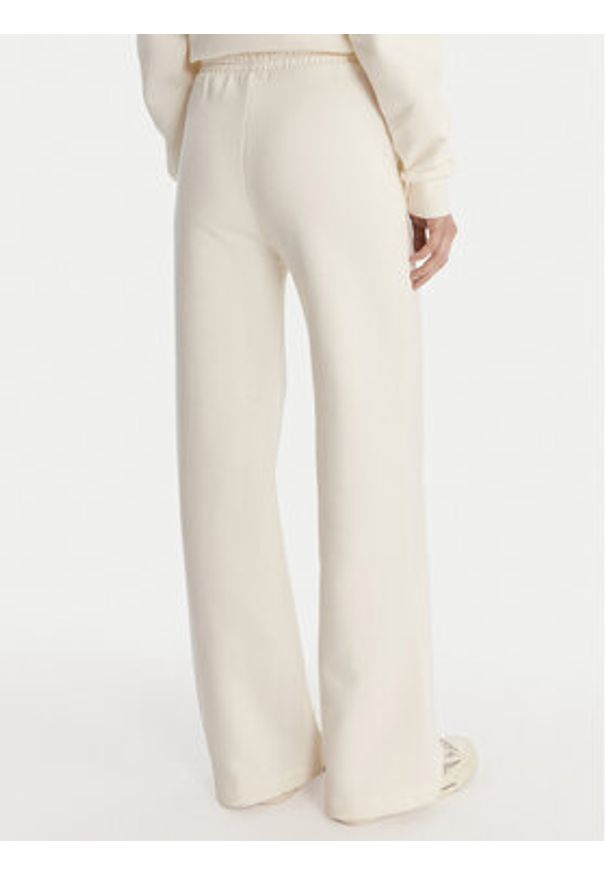 Guess Spodnie dresowe V6RB17 K9V31 Écru Regular Fit. Kolor: kremowy. Materiał: bawełna