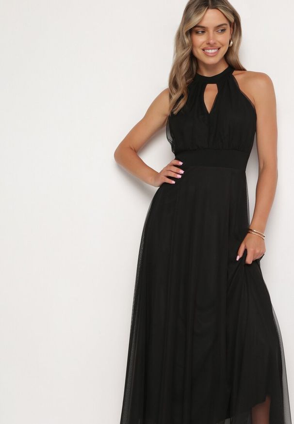 Born2be - Czarna Wieczorowa Sukienka ze Stójką Wiązana w Talii Ozdobiona Siateczką Nestasoni. Okazja: na imprezę. Typ kołnierza: kołnierzyk stójkowy. Kolor: czarny. Materiał: satyna. Długość rękawa: bez rękawów. Wzór: aplikacja. Styl: wizytowy