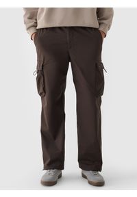 4f - 4F Spodnie casual parachute cargo męskie - brązowe L. Okazja: na co dzień. Kolor: brązowy. Materiał: bawełna, tkanina, materiał. Styl: casual