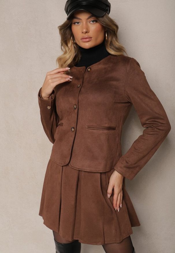 Renee - Brązowa Marynarka Bez Klap z Imitacji Zamszu Enalar. Okazja: na co dzień, na spotkanie biznesowe. Kolor: brązowy. Materiał: zamsz. Styl: elegancki, biznesowy, wizytowy, casual