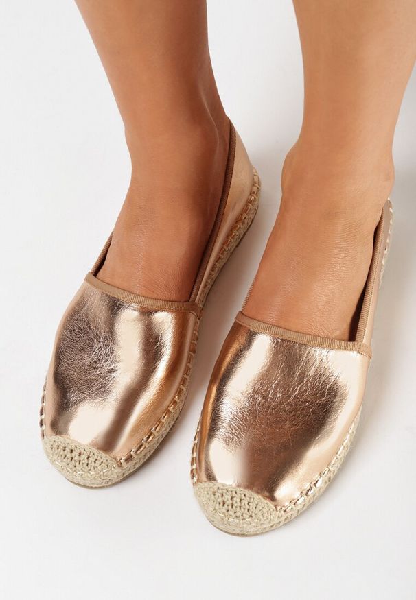 Born2be - Szampańskie Espadryle Kleorelia. Nosek buta: okrągły. Zapięcie: bez zapięcia. Kolor: złoty. Wzór: aplikacja. Obcas: na płaskiej podeszwie. Styl: wakacyjny