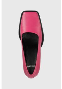 Vagabond Shoemakers czółenka skórzane EDWINA kolor różowy na słupku 5310.101.46. Kolor: różowy. Materiał: skóra. Obcas: na słupku. Wysokość obcasa: średni #3