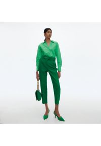 Reserved - Spodnie z paskiem - Zielony. Kolor: zielony