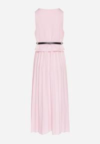 Born2be - Różowa Sukienka Bez Rękawów z Plisami i Paskiem z Klamrą Iffale. Okazja: na spacer, na co dzień. Kolor: różowy. Długość rękawa: bez rękawów. Styl: casual, klasyczny #5