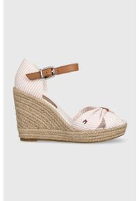TOMMY HILFIGER - Tommy Hilfiger sandały BASIC SEERSUCKER HIGH WEDGE damskie kolor różowy na koturnie FW0FW07160. Zapięcie: klamry. Kolor: różowy. Materiał: guma. Obcas: na koturnie