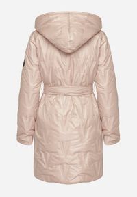 Born2be - Złoto-Różowa Kurtka z Pikowanymi Przeszyciami Kapturem i Wiązanym Paskiem Erlexie. Okazja: na spacer, na co dzień, na spotkanie biznesowe, do pracy. Kolor: złoty. Materiał: dzianina, jeans. Styl: casual, klasyczny, biznesowy #6