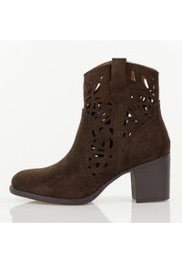D.Brązowe botki damskie na słupku M.Daszyński Sa250-5. Okazja: na co dzień. Nosek buta: okrągły. Kolor: brązowy. Szerokość cholewki: normalna. Materiał: zamsz. Sezon: wiosna, jesień, lato. Obcas: na słupku. Styl: casual, elegancki, boho, klasyczny. Wysokość obcasa: średni #1