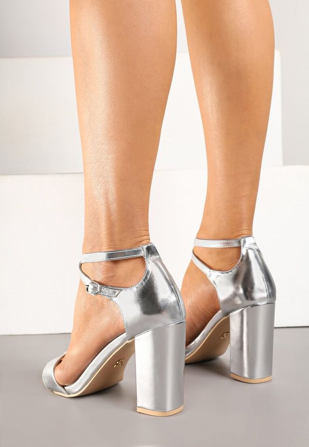 Born2be - Srebrne Sandały Vices na Obcasie ze Skórzaną Wkładką i Ozdobnymi Paskami Edianisea. Zapięcie: pasek. Kolor: srebrny. Materiał: skóra. Wzór: paski. Obcas: na obcasie. Wysokość obcasa: średni