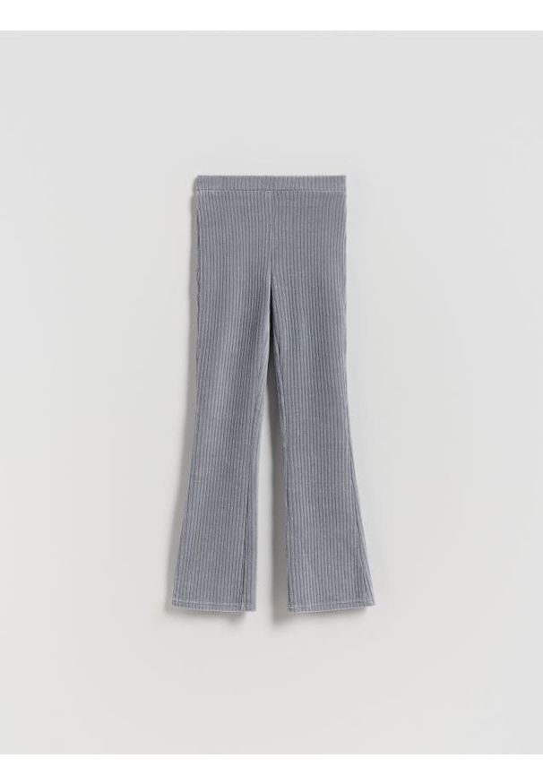 Reserved - Prążkowane legginsy flared - jasnoszary. Kolor: szary. Materiał: prążkowany