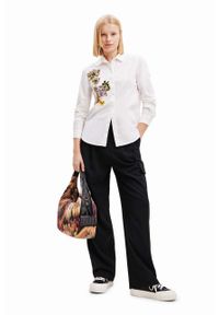 Desigual koszula bawełniana damska kolor biały regular z kołnierzykiem klasycznym. Typ kołnierza: kołnierzyk klasyczny. Kolor: biały. Materiał: bawełna. Wzór: aplikacja. Styl: klasyczny #4