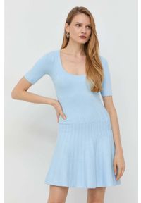 Guess sukienka kolor niebieski mini rozkloszowana. Kolor: niebieski. Materiał: materiał, dzianina, wiskoza. Długość rękawa: krótki rękaw. Wzór: gładki. Typ sukienki: rozkloszowane. Długość: mini #3