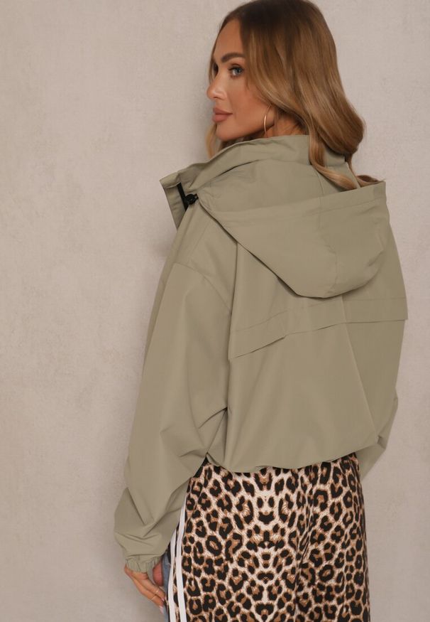 Renee - Ciemnozielona Kurtka Oversize w Sportowym Stylu z Kapturem i Ściągaczem w Pasie Volnea. Okazja: na co dzień. Typ kołnierza: kaptur. Kolor: zielony. Materiał: jeans. Styl: sportowy