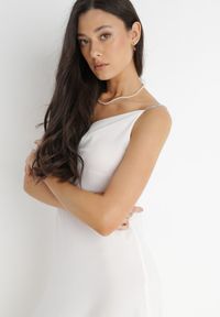 Born2be - Biała Sukienka Philice. Kolor: biały. Materiał: tkanina. Długość rękawa: na ramiączkach. Wzór: aplikacja, gładki. Styl: glamour. Długość: maxi #5
