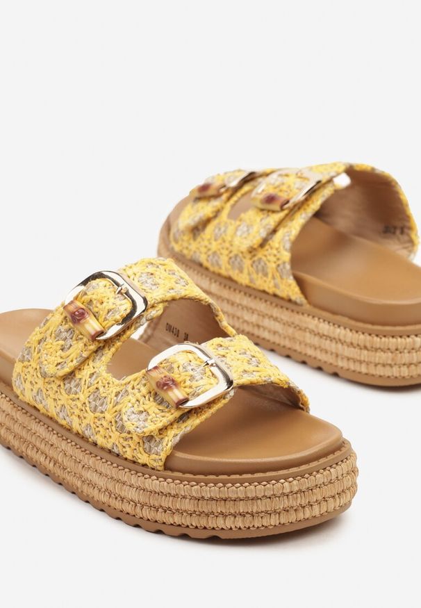 Born2be - Żółte Klapki na Platformie z Plecionki z Paskami z Klamrami Sonadwen. Okazja: na imprezę, na plażę, na co dzień. Kolor: żółty. Materiał: jeans. Wzór: aplikacja, paski. Sezon: lato. Obcas: na platformie. Styl: klasyczny, casual