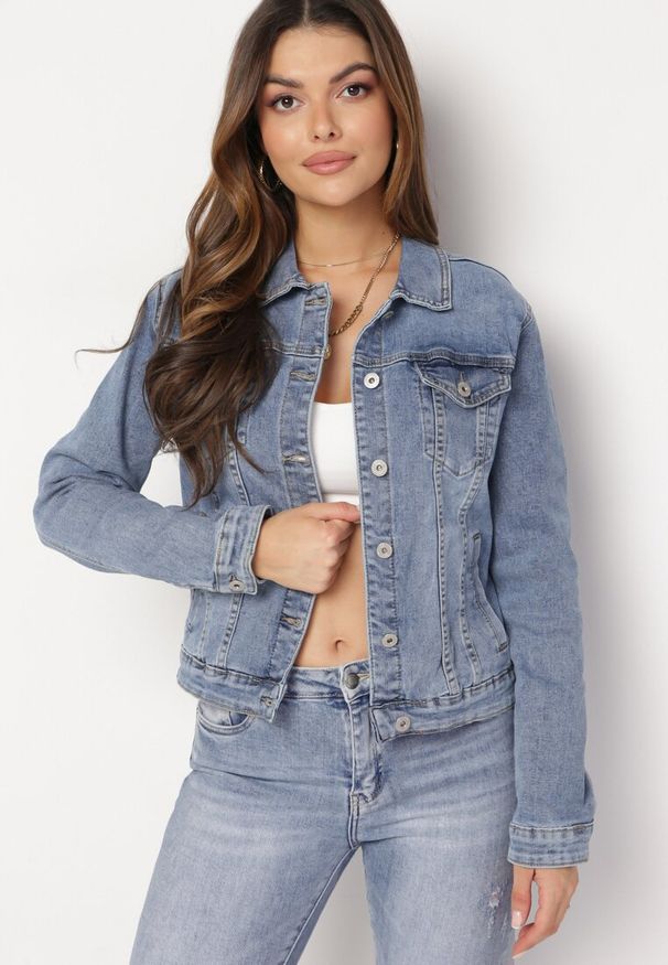 Born2be - Jasnoniebieska Jeansowa Kurtka Zapinana na Guziki Solanthea. Okazja: na co dzień. Kolor: niebieski. Materiał: jeans. Wzór: aplikacja. Styl: casual