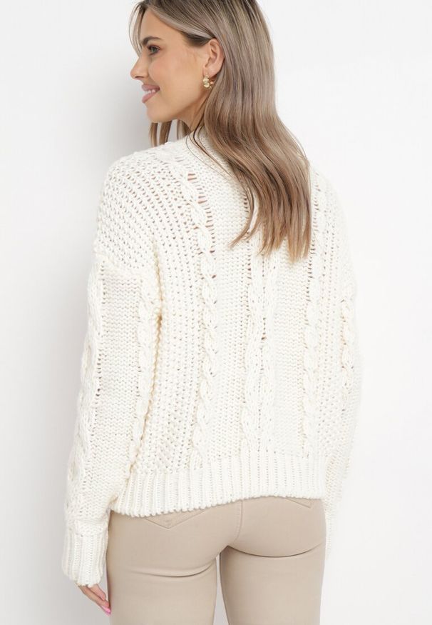 Born2be - Jasnobeżowy Sweter z Wełną i Bawełną Ozdobiony Grubym Splotem Numike. Okazja: do pracy. Kolor: beżowy. Materiał: bawełna, wełna. Wzór: aplikacja, ze splotem. Sezon: jesień, zima. Styl: klasyczny, elegancki