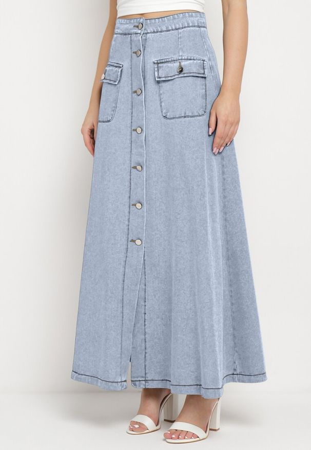 Born2be - Jasnoniebieska Trapezowa Spódnica Maxi Bawełniana Jeansowa z Guzikami i Kieszeniami z Klapami Zrissa. Okazja: na co dzień. Kolor: niebieski. Materiał: bawełna, jeans. Styl: casual, elegancki